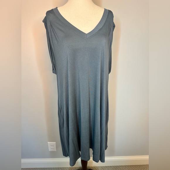 Umgee Dresses & Skirts - Sz M Umgee blue grey sleeveless loose pockets casual dress v neck